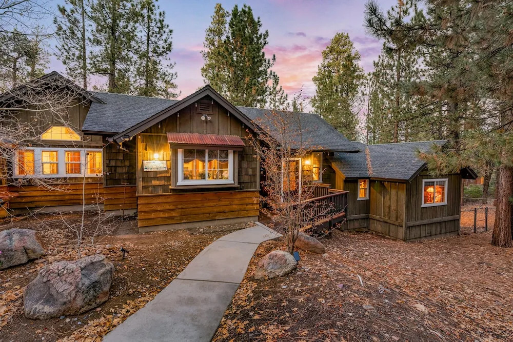 Big Bear Villa - Walk to Lake ad Village! Hot Tub, Jet Tub and so much more