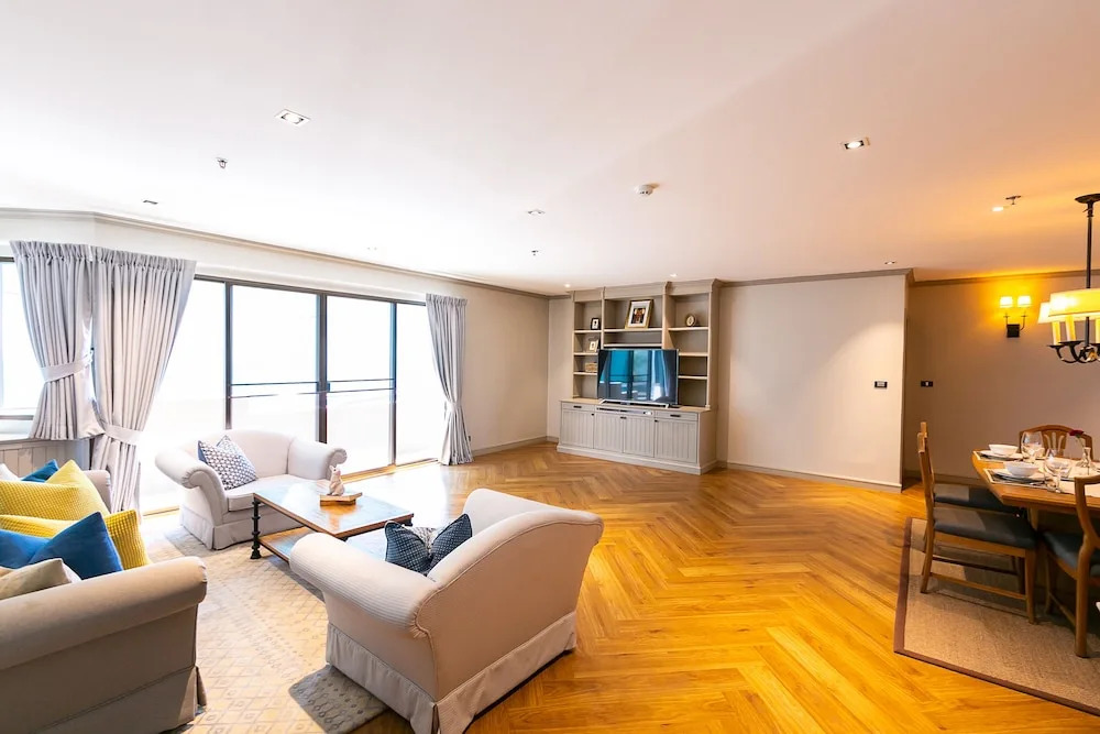 Your Private Oasis Stylish 2br With Spacious Living Room and Pool Access