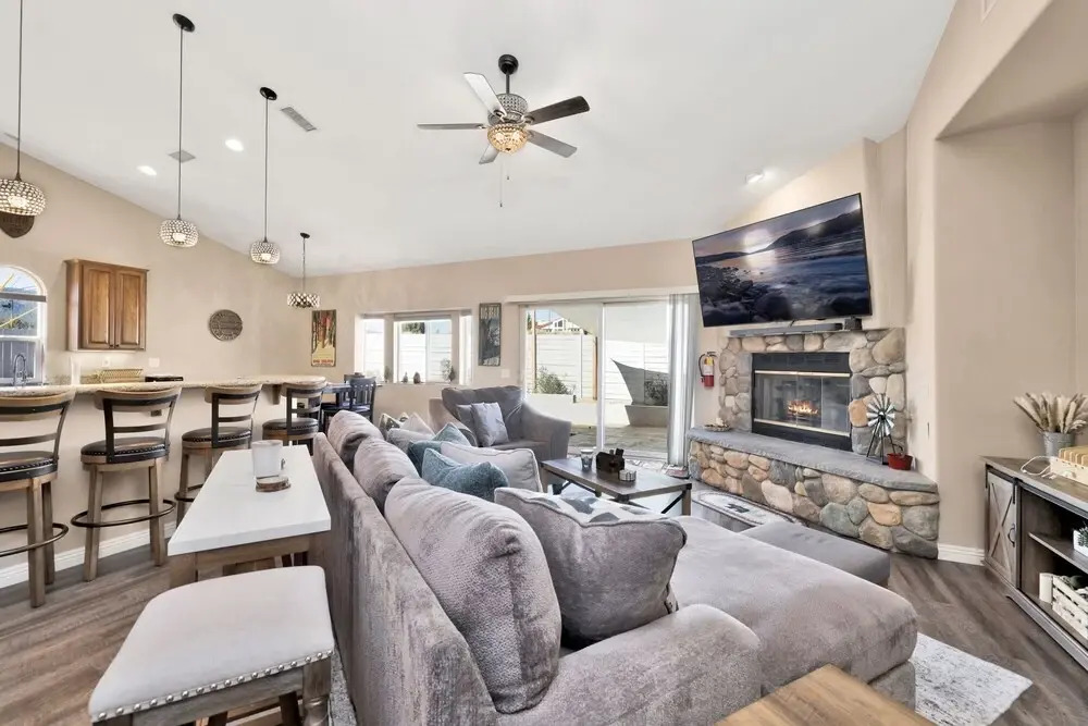2167-maple Bear Retreat 3 Bedroom Home by RedAwning