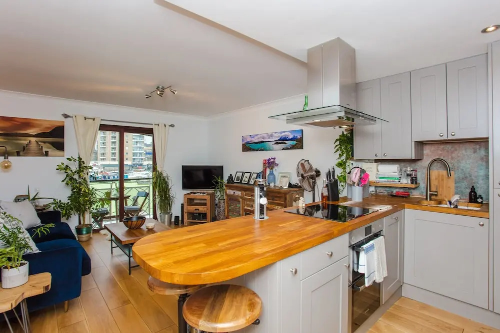 Modern 1 Bedroom Apartment With Balconies And Marina Views