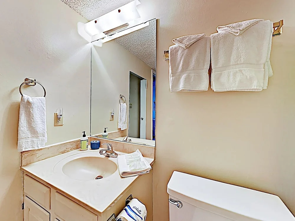 New Listing! Isle Gem: Pools, Spa - 2 Mins to Sand condo