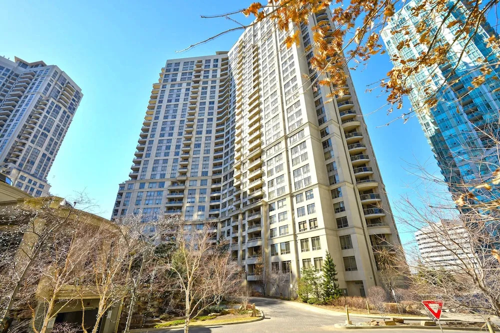 Sarkar Suites - 3888 Duke of York Blvd