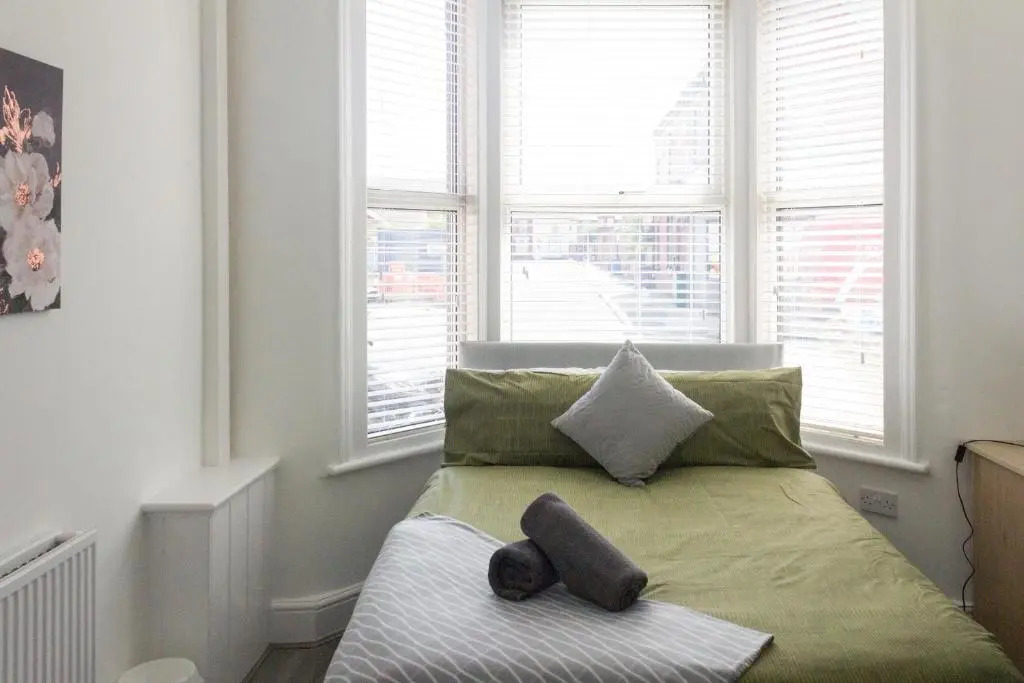 Boaler House, modern 4 Bed House with parking Sleeps 8