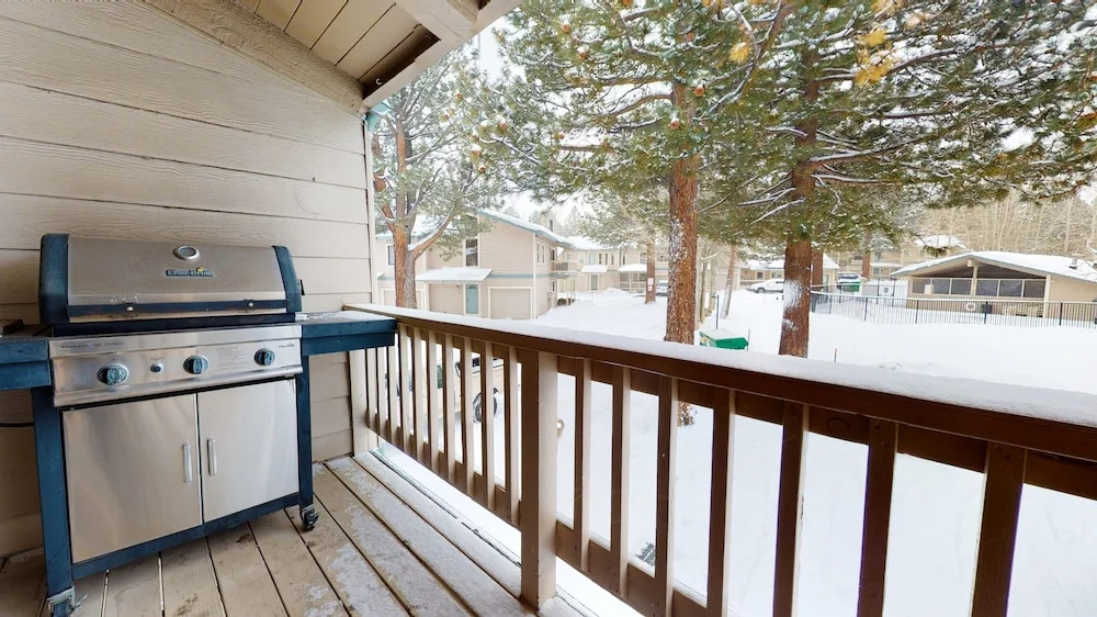 Chateau Sierra 50 Pet-Friendly with Great Complex Amenities, On the Shuttle Route, Private Washer Dryer, by RedAwning
