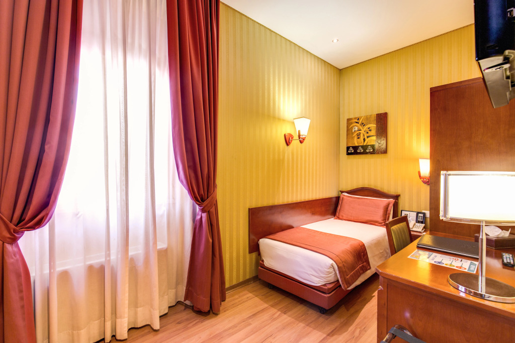 Отель Augusta Lucilla Palace