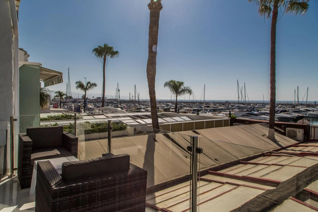 First Line P. Banus Sleeps 4