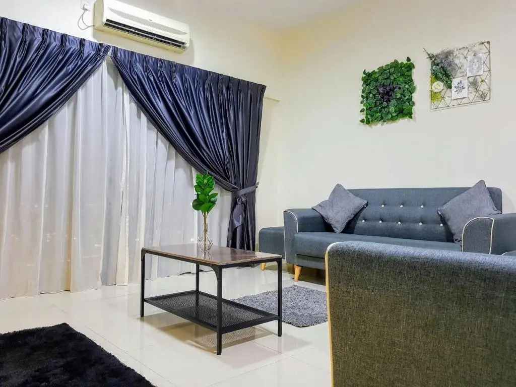 Puchong Setiawalk 8-12 pax 5min LRT Cozy Apartment