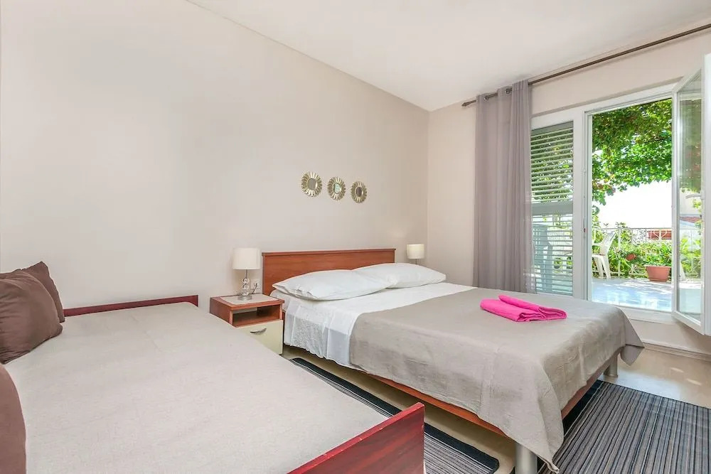 Apartment and Rooms Tatijana