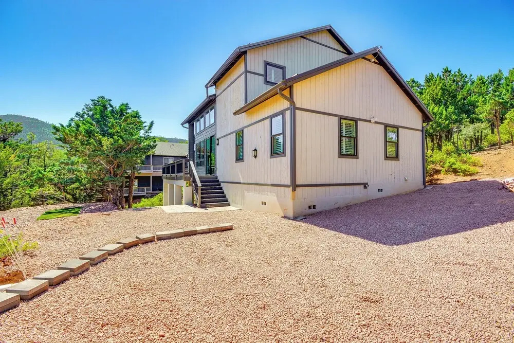 Hot Tub + Deck: Mtn-View Pine Getaway