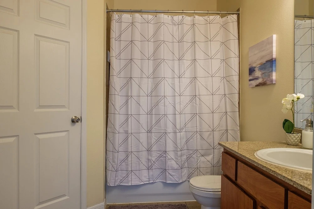 1 and 2 BR Apts in Downtown by Frontdesk