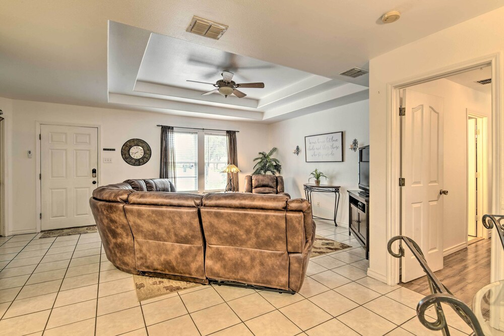 Pet-friendly Rockport Home ~ 4 Mi to Beach!