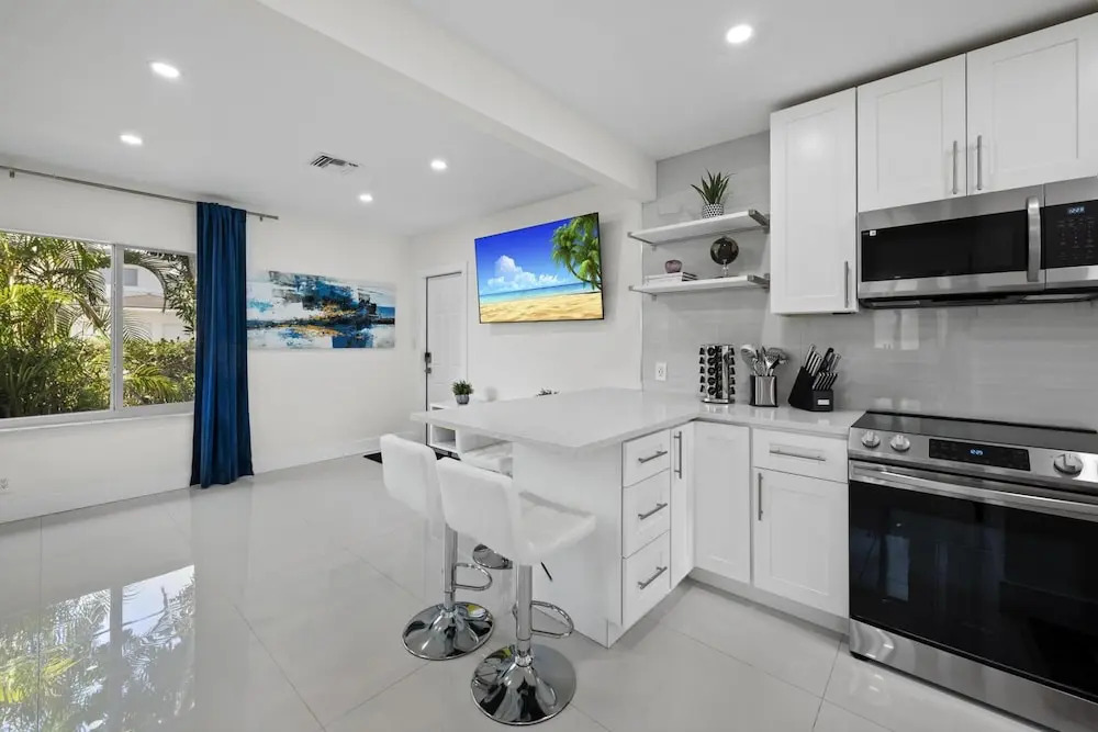 Uhost AI 1BR Sleek Modern Retreat