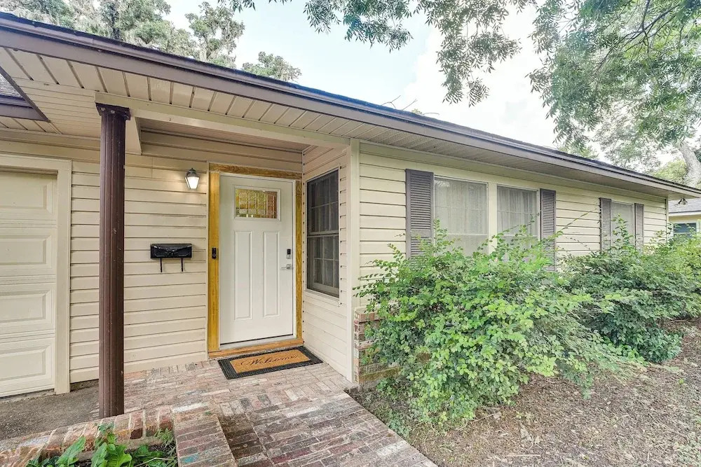 Lake Jackson Home w/ Yard, 14 Mi to Beaches!