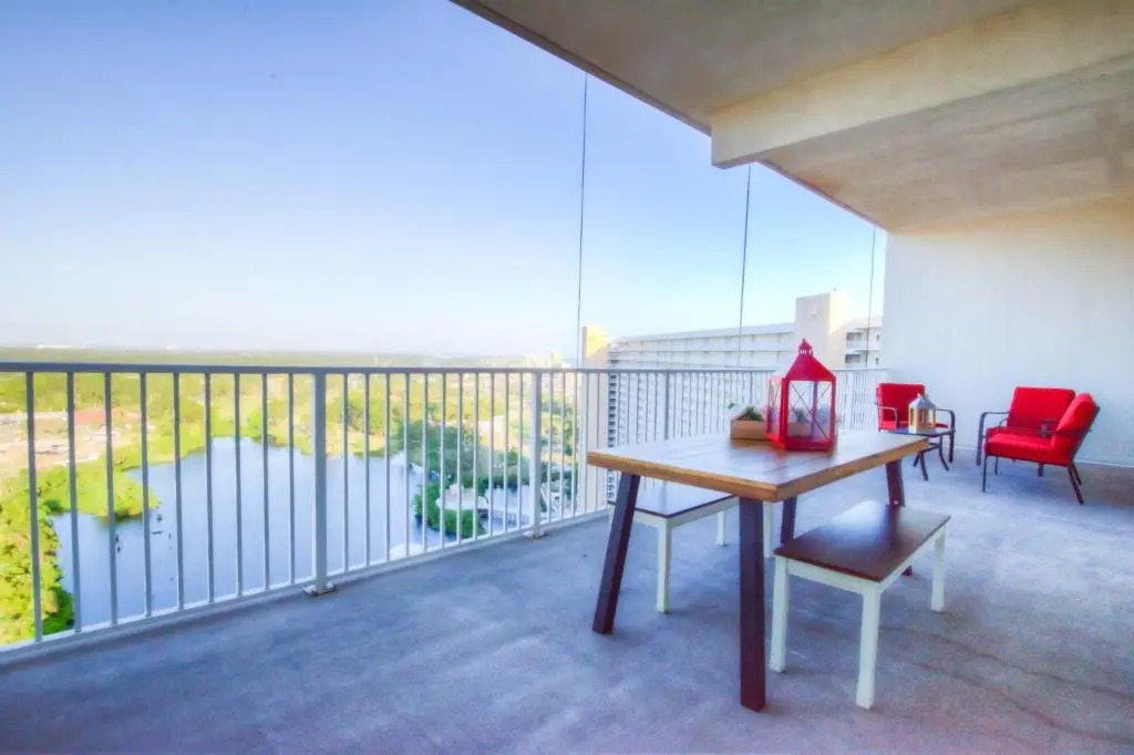 Large 3 Bd Penthouse 2034 In Laketown, Great Views and Amenities