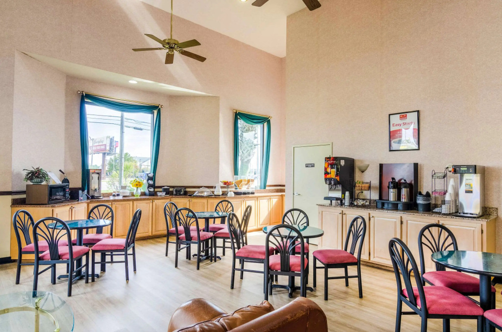 Econo Lodge Inn & Suites Gulfport Airport