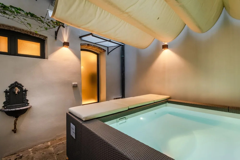 Gallo Cedrone a Home With Outdoor