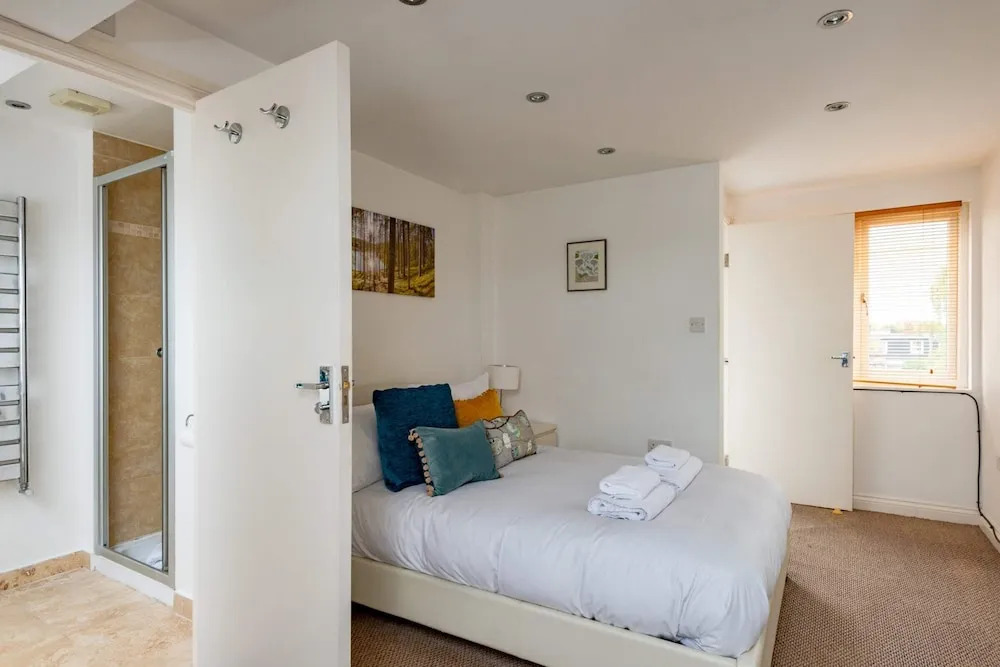 Bright and Spacious 2 Bedroom Flat
