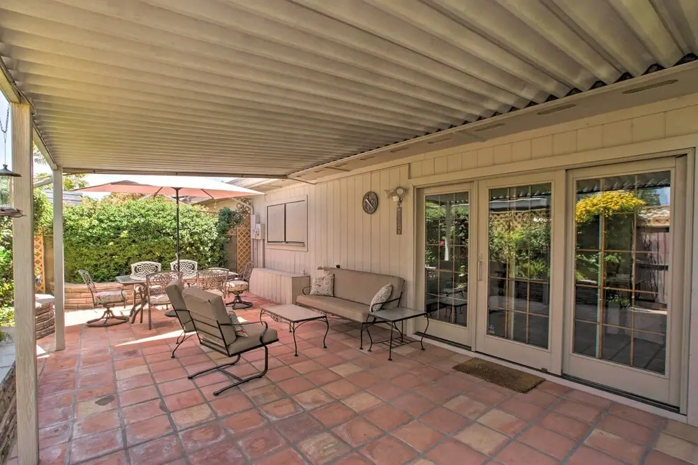 Walk to Trolley & Lake: Sunny Scottsdale Townhome