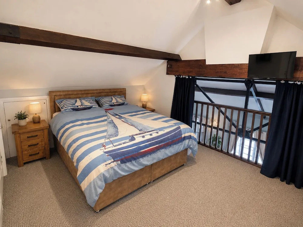 4 Bed - Sleeps 8 - Sea View - Parking
