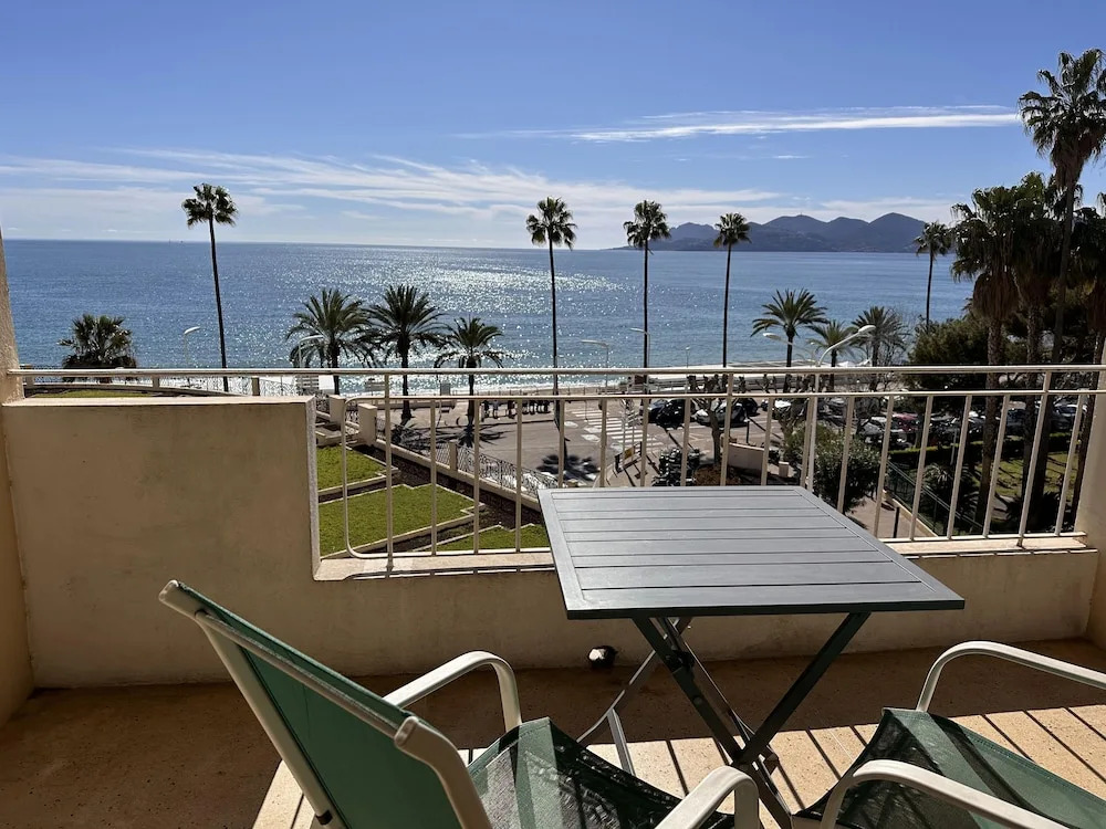 One Bedroom Apartment in Cannes With a Balcony and Great sea Views - 821