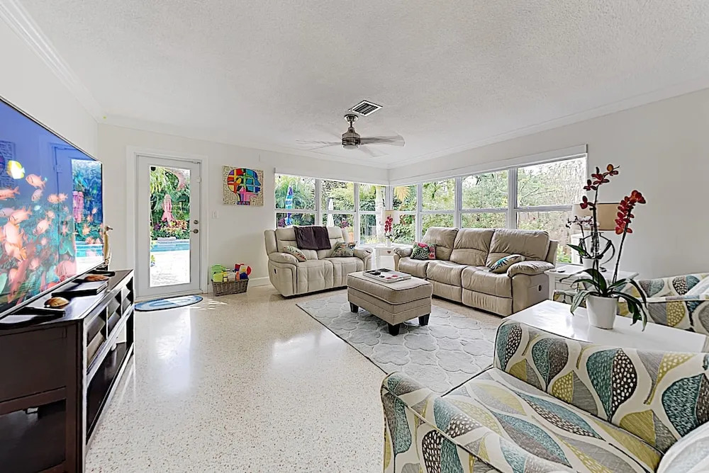 Lush Tropical W/ Private Pool - Near Beach 3 Bedroom Home