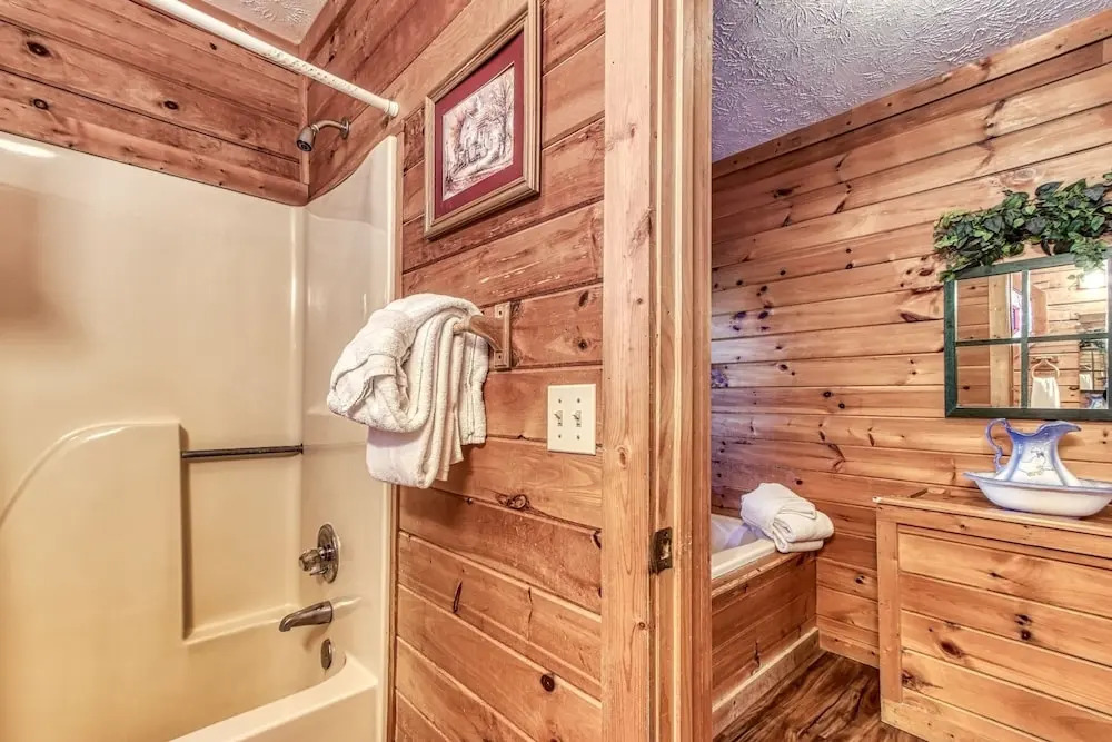 Er102 - Barbara Great Location! Close To Town 2 Bedroom Cabin by RedAwning
