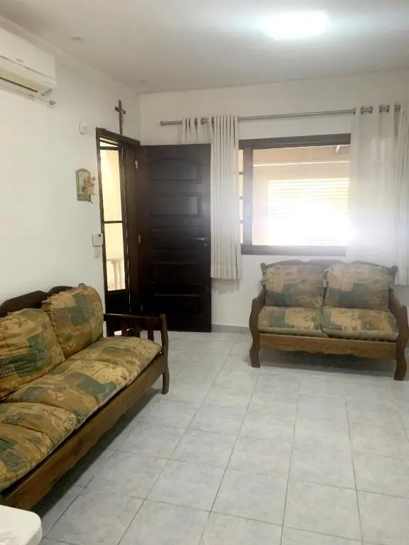 Casa c churrasq a 650 metros do mar em Bertioga SP