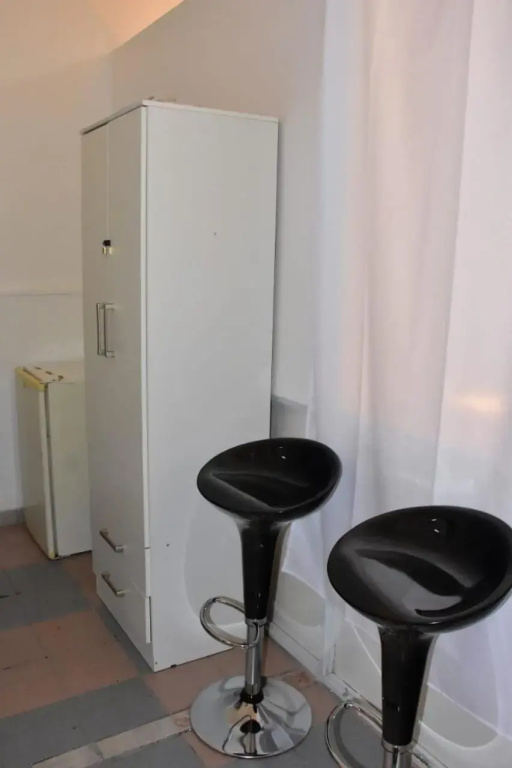 Habitación con oficina a la calle