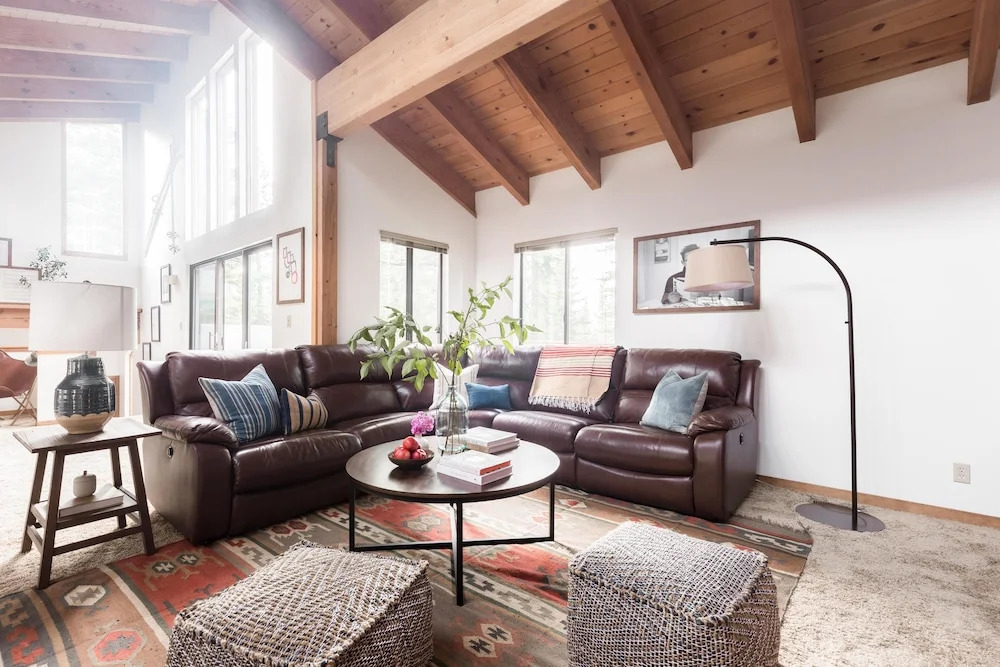 Wolfe by AvantStay | Near Lake Tahoe, w/ Hot Tub, Fireplace, 2 Private Decks!