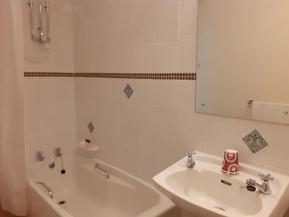 House - Sleeps 6 & Paid off Site Parking Available