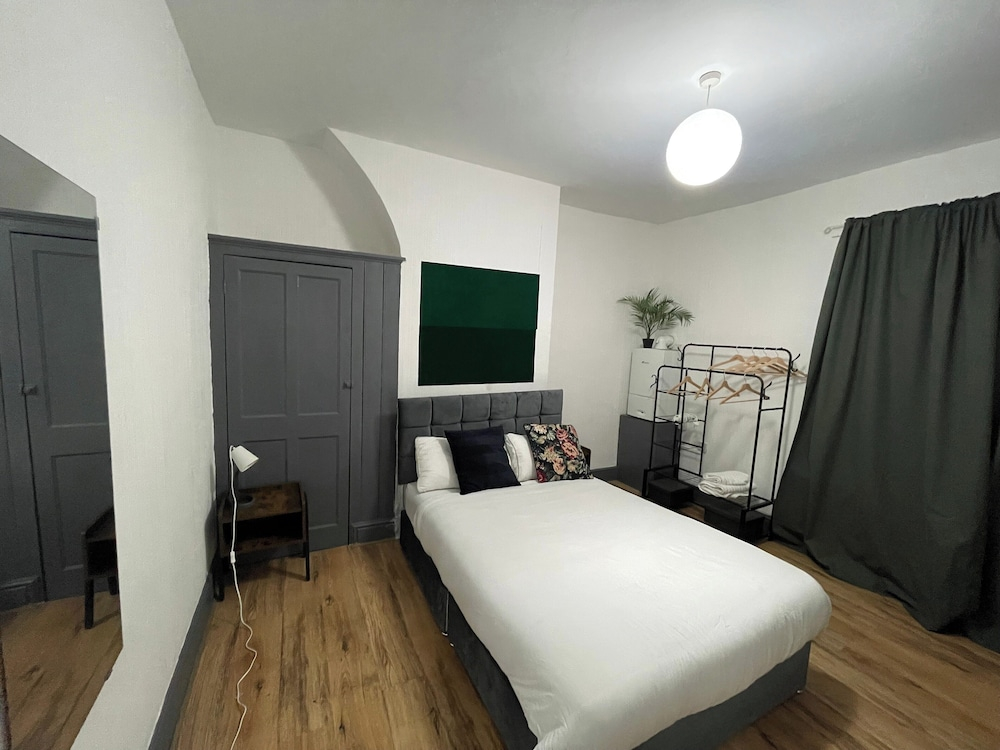 Large 4-bed Home, Free Parking, Near City Center