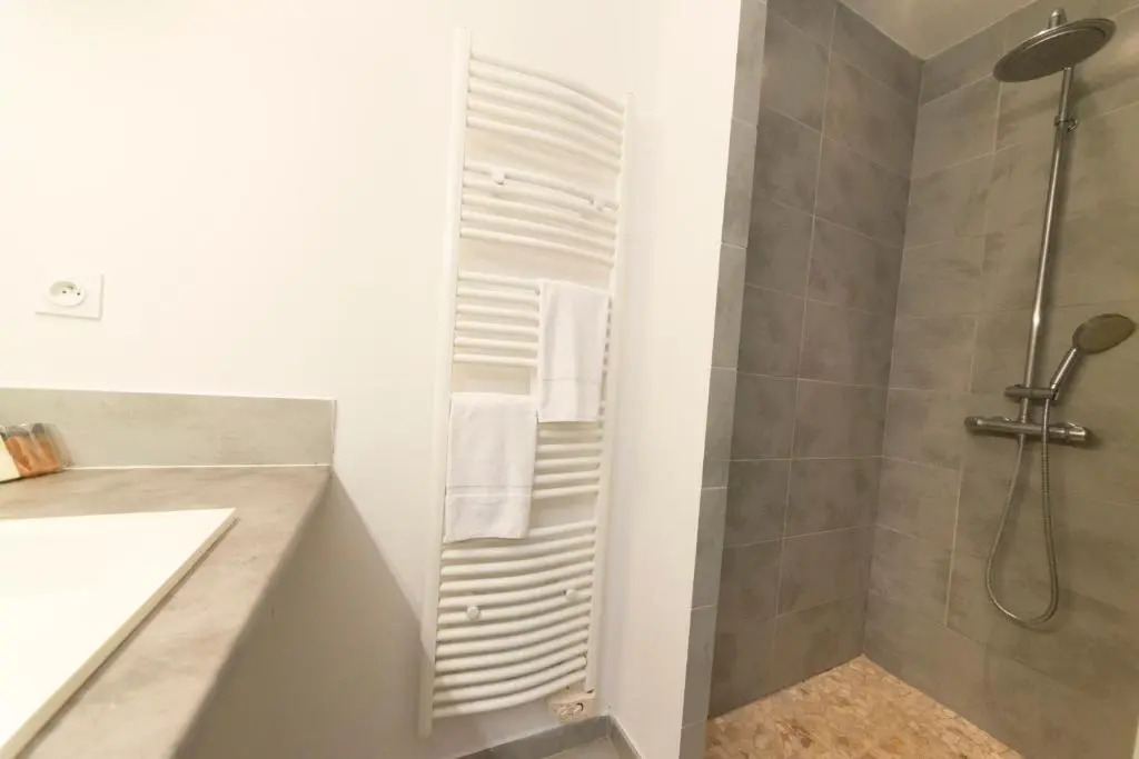T3 Appartement HYPERCENTRE PROCHE COMMERCE- PARKING - 2 Chambres Wifi Gratuit