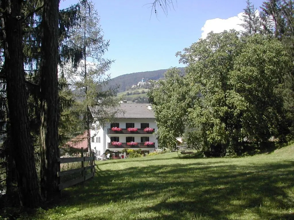 SAN PIETRO DOLOMITI Small Budget Hotel
