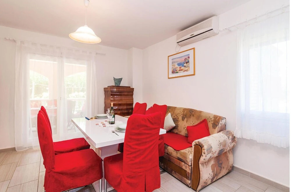 Amazing Home in Privlaka With 4 Bedrooms and Wifi