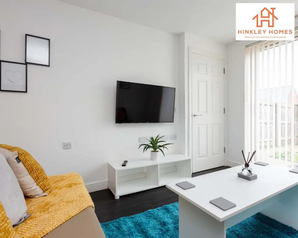Modern Townhouse - Free Gated Parking - City Centre - 5 ! By Hinkley Homes Short Lets & Serviced Accommodation