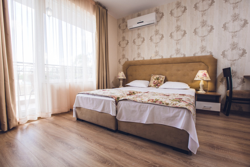 Avenue Deluxe Hotel