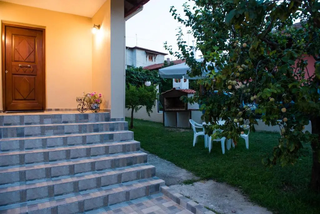 Roxanis Apartments