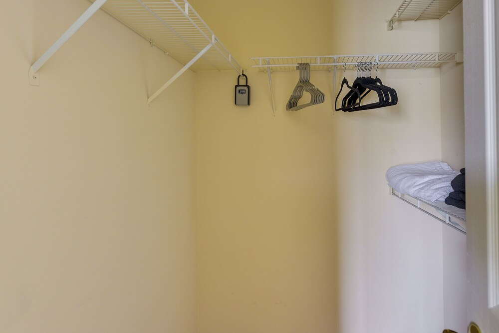 Mount Pleasant Condo w/ Pool & Bikes: Near Beach!