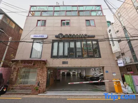 Hongdae Lovely  House. Big Room. Hongdae University Station. Exit 7. Walk 2 min