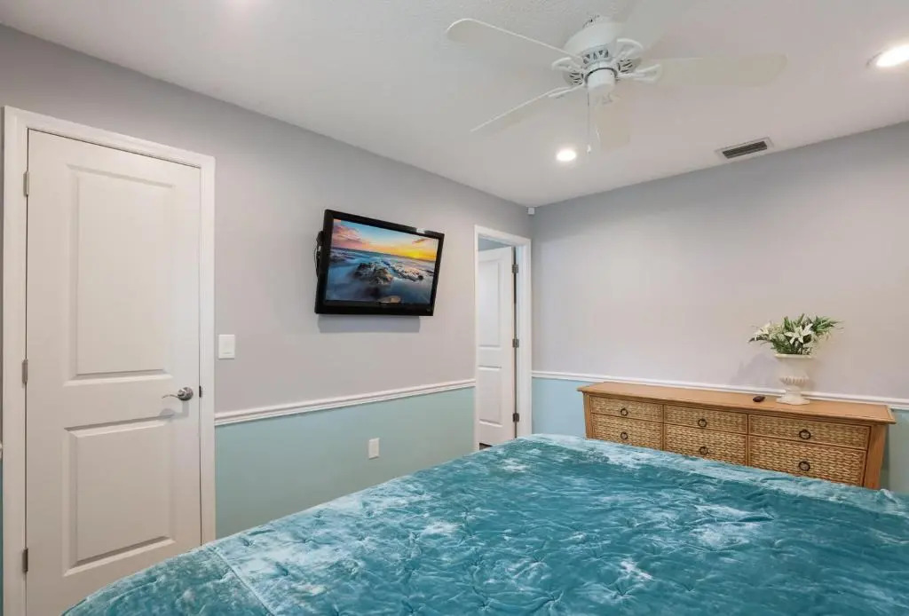 Oasis backyard with hot tub 4/2 close to the beach