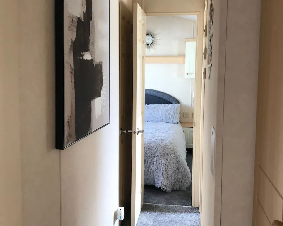 2 Bed-sleeps4-beachfront-free Parking