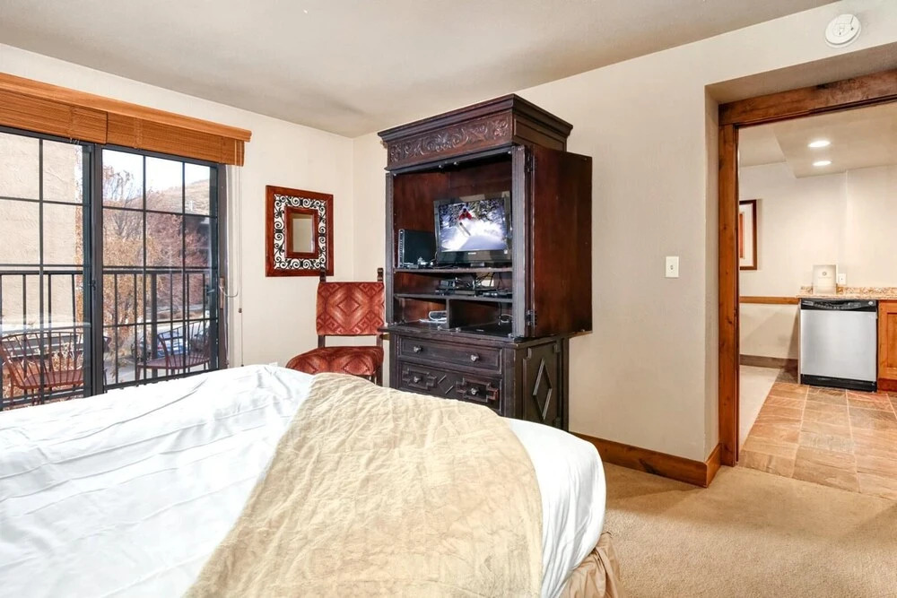 K B M Resorts- Cbi-207 Upgraded 1bd, Wood Fireplace, Full Kitchen, Wifi, Walk to Slopes!