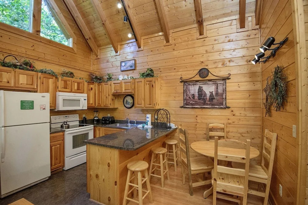 ER228 - Locker's Lodge Great Location - Close To Town! 1 Bedroom Cabin by RedAwning