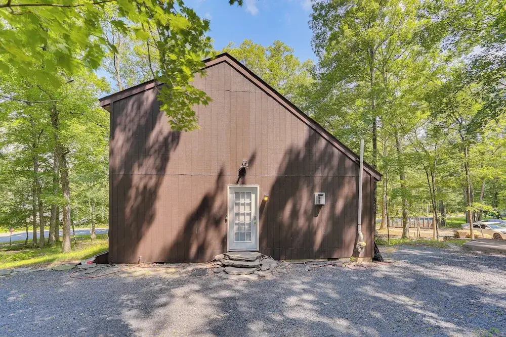 Screened Porch & Deck: Pet-friendly Poconos Escape