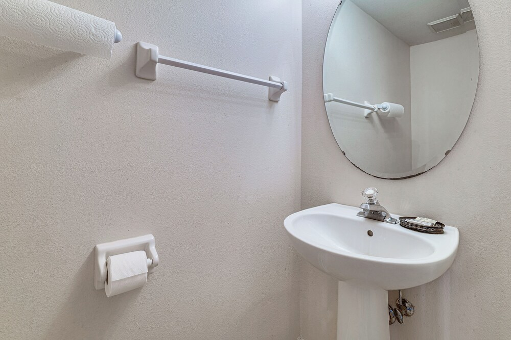 < 5 Mi to Disney Parks: Spacious Home w/ Lanai