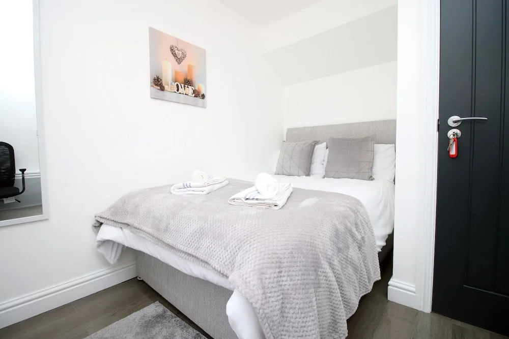 Modern Guesthouse, Fast Wi-Fi, Street Free Parking, Central, Fully Equipped