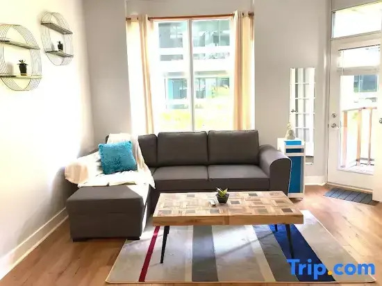 Yorkville Bloor Suites- 2 minutes walk to Transit