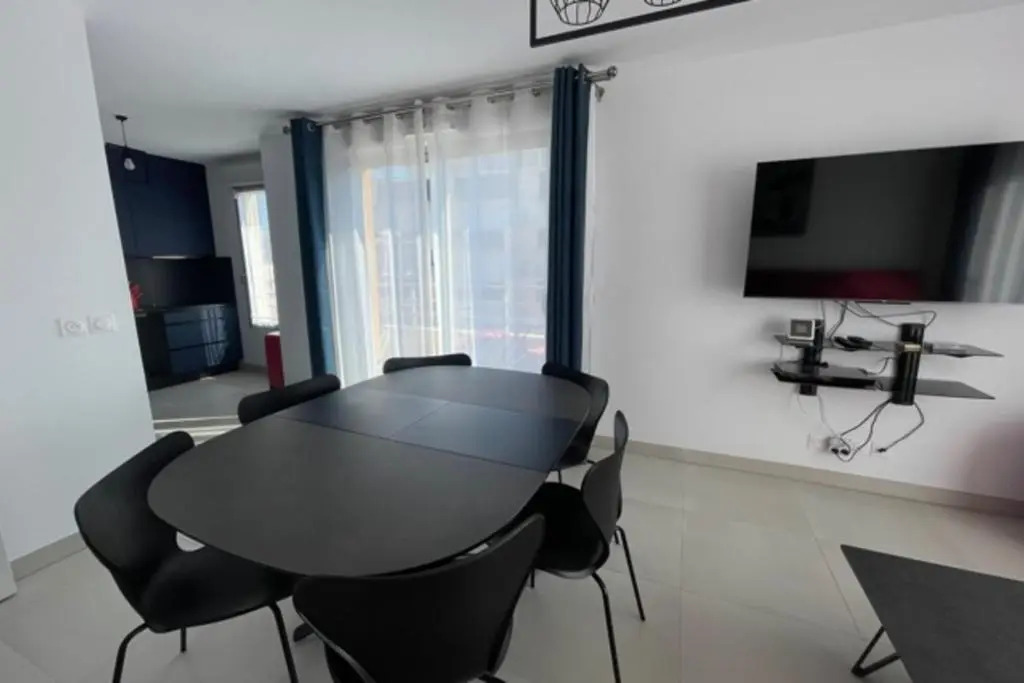 Beautiful Bright Apt At 3 Min Walk From The Beach
