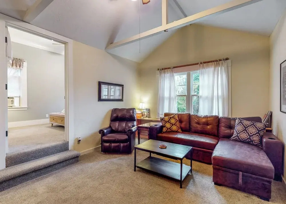 Forbestown Carriage House in the Heart of Dtwn