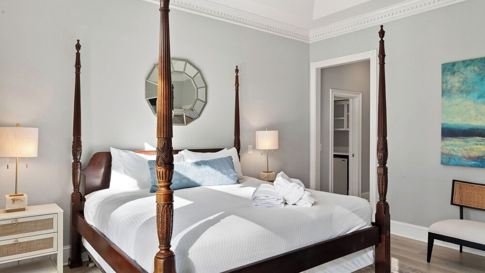 Hilton Ivory by AvantStay